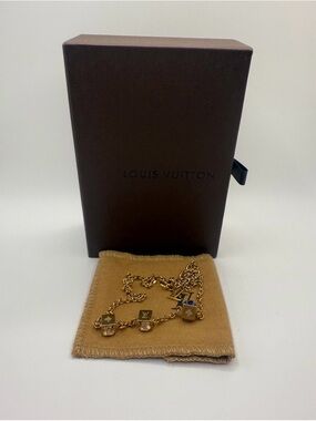 Louis Vuitton Collier Gamble
Gold Tone Necklace